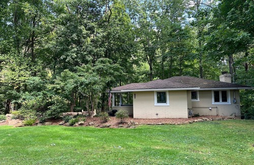 Willoughby Hills House | Charming 2-Bedroom Cottage on Scenic Property in Kirtland