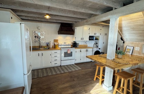 Town of Torrey Cottage | Charming 2-bedroom cottage on Seneca Lake with AC and WiFi in Penn Yan
