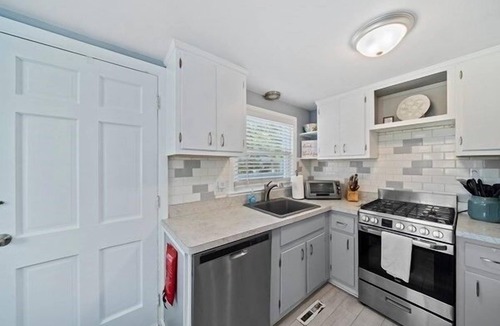 Wareham Center Cottage | Charming 2-bedroom house in Swift Beach Wareham.