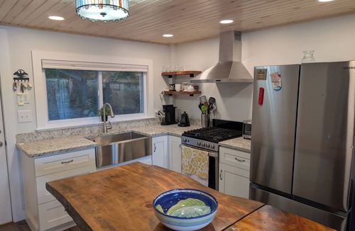 Lee House | Charming 2-bedroom lake house in serene Lee with AC