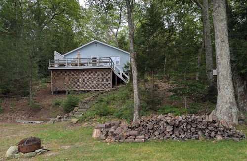 Lee House | Charming 2-bedroom lake house in serene Lee with AC