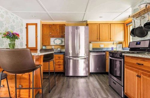 Woburn Condo | Charming 2 bedroom Townhome w/private office suite