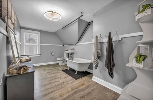 Shaker Heights Apartment | Charming 2BR Top Floor Retreat Near Cleveland Clinic & Downtown