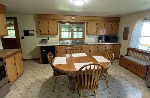 Lee House | Charming 3 bed in the HEART of the BERKSHIRES! Walk to town! Ski retreat!