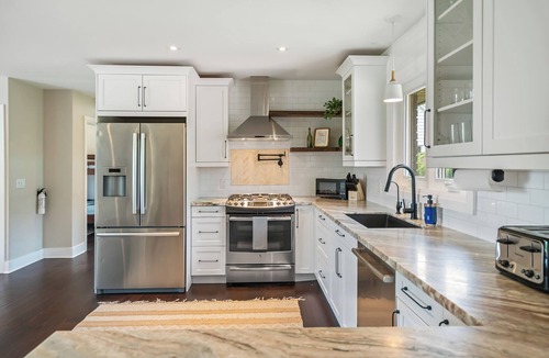 Port Weller House | Charming 3-Bedroom Orchard Retreat with Private Pool & Sauna | Sleeps 7