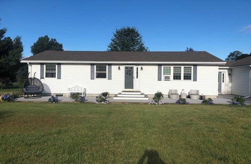 Town of Hounsfield House | Charming 3-bedroom house in wonderful Sackets Harbor with WiFi, AC