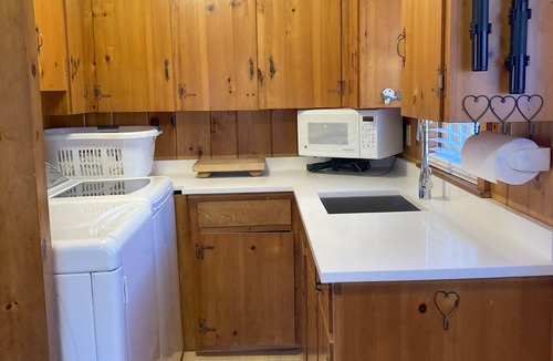 South Yarmouth House | Charming 3 bedroom & 3 full bath house in S. Yarmouth with AC - walk to beach!