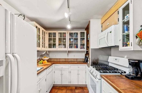 Vineyard Haven Cottage | Charming 3-bedroom Cottage with AC in Oak Bluffs - Sleeps 8