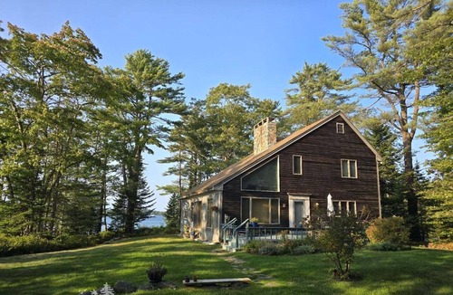 Boothbay House | Charming 3-bedroom cabin in Boothbay with waterfront views and outdoor dining.