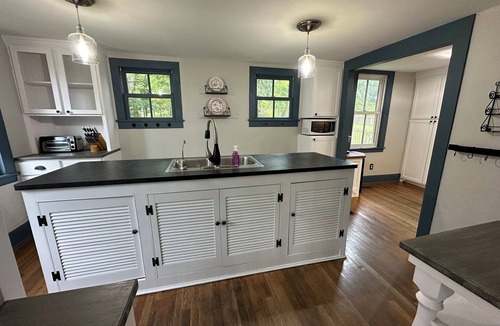 Chesterland House | Charming 3-bedroom historic house with AC and WiFi in lovely Chardon