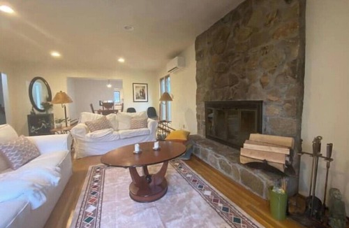 Dartmouth House | Charming 3-bedroom house with AC and WiFi in Dartmouth