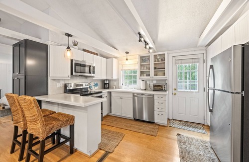 South Yarmouth House | Charming 3-bedroom house with WiFi and AC in enchanting West Yarmouth location