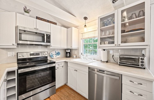 South Yarmouth House | Charming 3-bedroom house with WiFi and AC in enchanting West Yarmouth location