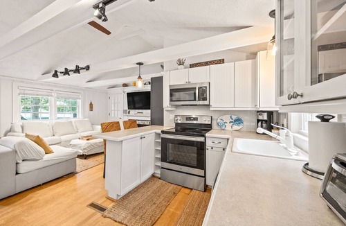 South Yarmouth House | Charming 3-bedroom house with WiFi and AC in enchanting West Yarmouth location