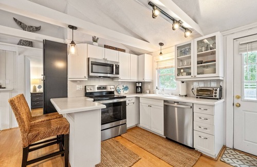 South Yarmouth House | Charming 3-bedroom house with WiFi and AC in enchanting West Yarmouth location