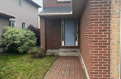Ottawa Division House | Charming 3-bedroom house in Ottawa with cool AC breeze. Family friendly