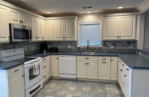 Kenberma House | Charming 3-bedroom house with AC & WiFi in Hull; steps to Nantasket beach