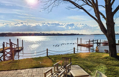 Narragansett Cottage | Charming 3-bedroom cottage with your own dock, in superb Narragansett.