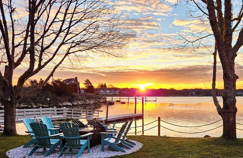 Narragansett Cottage | Charming 3-bedroom cottage with your own dock, in superb Narragansett.