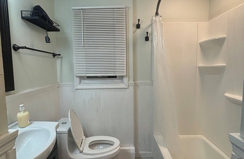 Hopelawn House | Charming 3-bedroom house with WiFi and AC in Perth Amboy