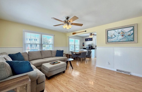 Stone Harbor House | Charming 3-bedroom townhome 2 blocks from ocean and bay, in town of Stone Harbor