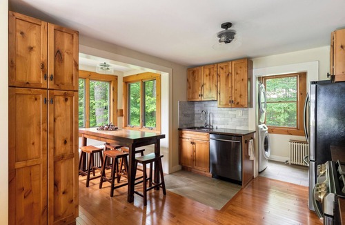 Hillcrest House | Charming 3br 2ba home, one block from downtown