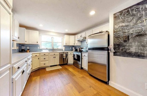 Falmouth Heights House | Charming 3BR Falmouth Cottage with Yard and AC near Beach and Main Street