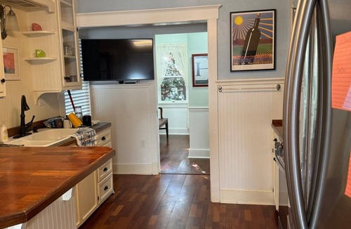 Madison - Lakeland Cottage | Charming 4-bedroom lakefront cottage in Madison. Wine weekend getaways!