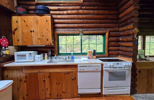 East Boothbay Cabin | Charming 4-Bedroom Linekin Log Cabin in Boothbay, ME with stunning waterfront views.