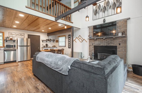 Lake Harmony Estates House | Charming 4-bedroom house with WiFi and AC in beautiful Lake Harmony.