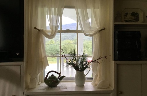 Easton House | CHARMING, 4-Br, 2-Ba, Full Kitchen Wi-Fi, Mt View, private deck, discounts avail