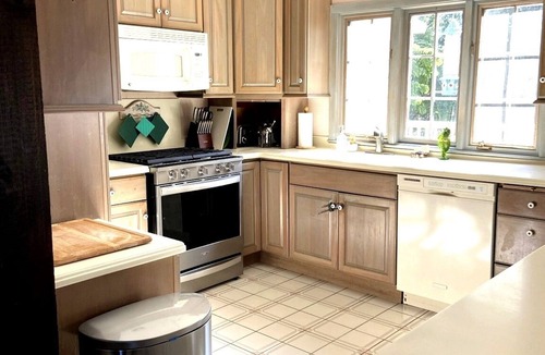 West Barnstable House | Charming 5BR Retreat on 1 Acre , Quiet Cul-de-Sac + Garden & Deck