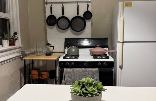 Little Portugal Apartment | Charming apartment on Queen St W and Ossington Ave near Trinity Bellwoods Park