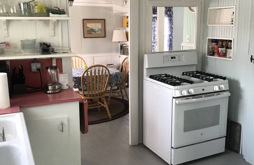 Niantic House | Charming Beach Cottage 2 blocks to beach