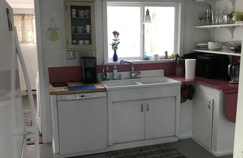 Niantic House | Charming Beach Cottage 2 blocks to beach