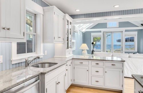 Provincetown Cottage | Charming Beachfront 1 Bedroom, 1 Bath Cottage – Near West End. Stunning Views!