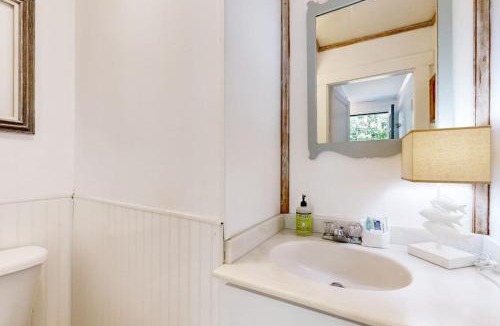 Bayville House | Charming Boothbay Harbor cottage with partial AC, full kitchen, and sun room