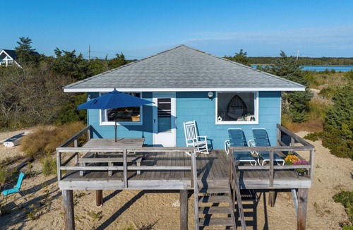 Springs House | Charming Bungalow on the Bay