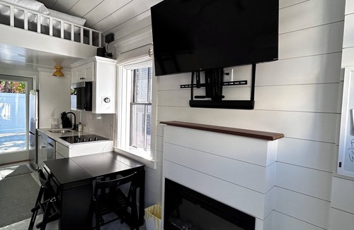 Newport House | Charming bungalow w/WiFi in tranquil downtown Newport, walkable to everything!