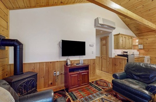 Northport Cabin | Charming cabin getaway with firepit, kitchen, WiFi & nature at your door