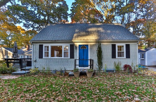 East Falmouth House | Charming Cape Cod get away on Great Pond with porch!