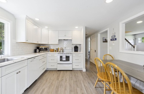 Hyannis House | Charming Cape 🌞 With Beach Pass Included, Close to Beaches and Downtown