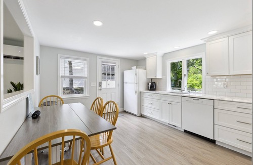 Hyannis House | Charming Cape 🌞 With Beach Pass Included, Close to Beaches and Downtown