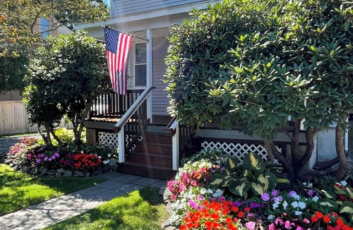 Jamestown House | Charming, Central Jamestown Cottage, walk to town/beach!