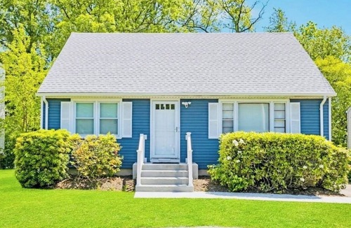 Bridgeport House | Charming Coastal Home 4BR Yard & Porch Near Beach