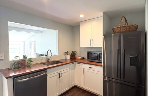 North Kingstown House | Charming cottage - 2 min walk to beach and 10 min walk to historic Wickford.