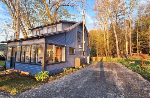 Maple View House | Charming Cottage by Lake Ontario | Firepit + Yard