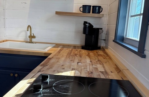 Bar Harbor Cottage | Charming cottage in Bar Harbor - Cozy fireplace, Kitchen, AC & Wi-Fi - Sleeps 6.