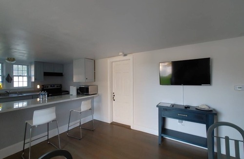Hyannis House | Charming cottage in Hyannis walk to downtown, beach, Harbor, pet friendly fence