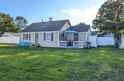 Hyannis House | Charming cottage in Hyannis walk to downtown, beach, Harbor, pet friendly fence